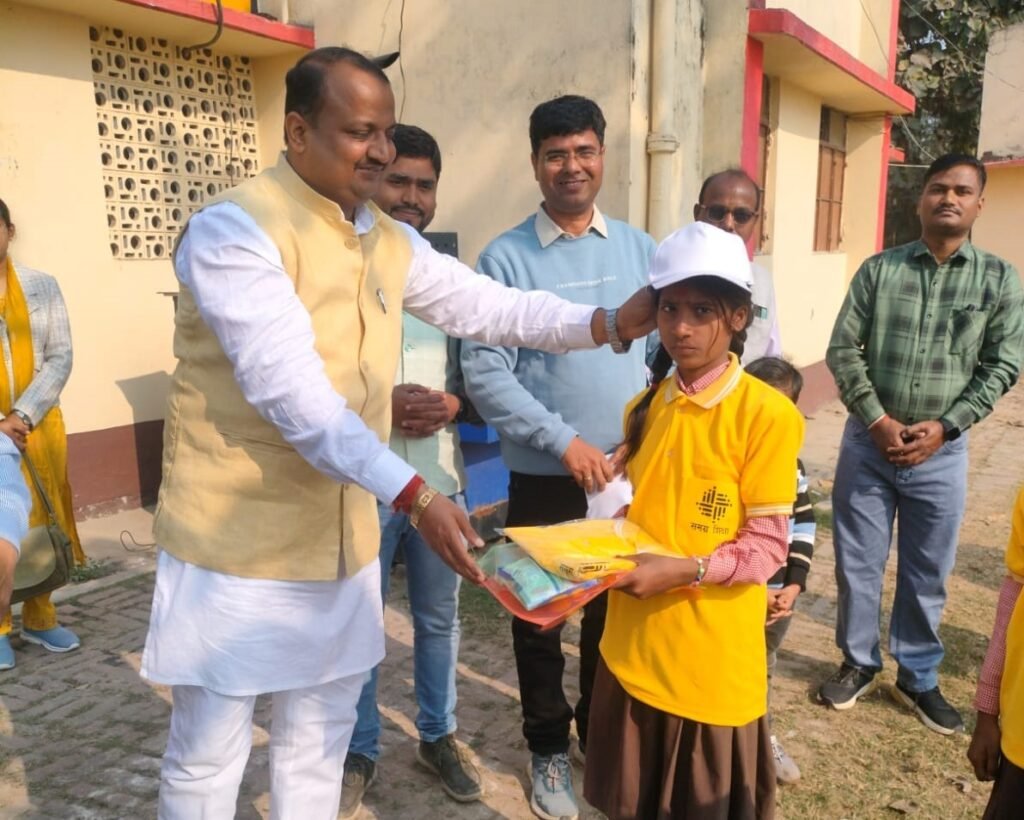 परिषदीय स्कूलों के बच्चे निकले शैक्षणिक यात्रा पर, गिरिजेश जायसवाल ने दिखाई हरी झंडी