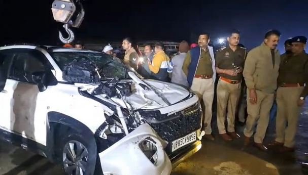 पलक झपकते ही नाले में समा गई कार, कार्यक्रम में जा रहे चार युवकों की मौत