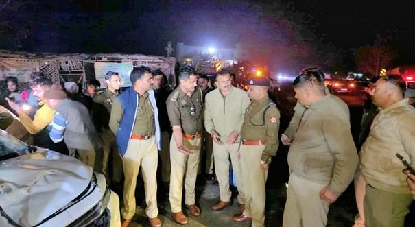 पलक झपकते ही नाले में समा गई कार, कार्यक्रम में जा रहे चार युवकों की मौत