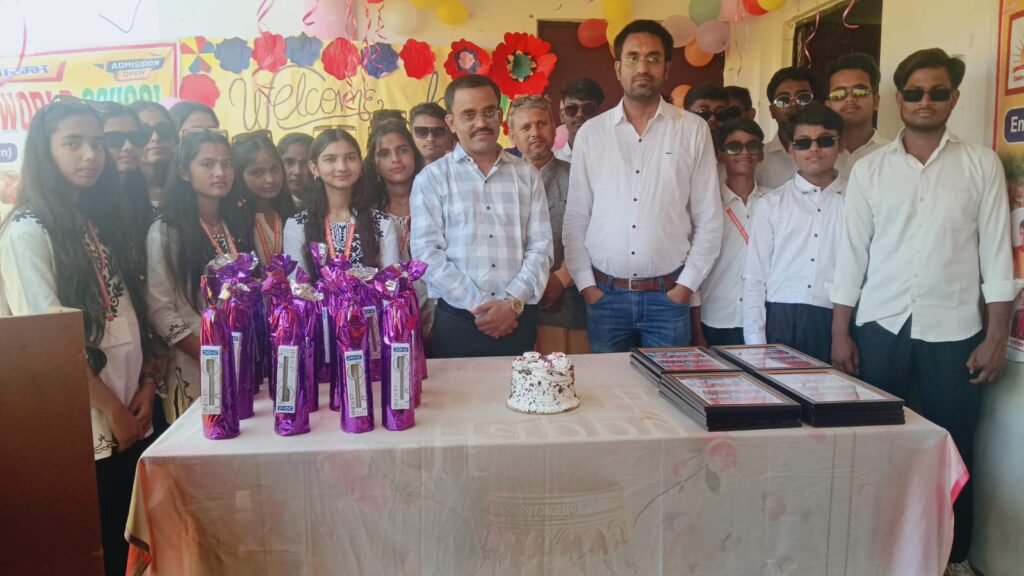 चौबे वर्ल्ड स्कूल मे आयोजित हुआ भावपूर्ण विदाई समारोह