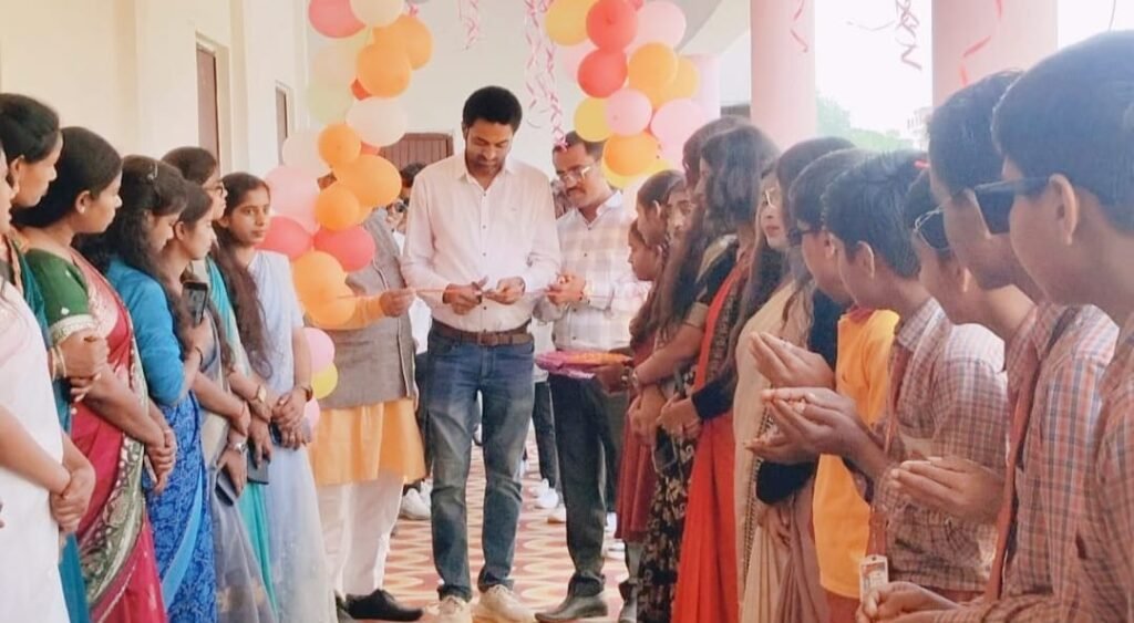 चौबे वर्ल्ड स्कूल मे आयोजित हुआ भावपूर्ण विदाई समारोह