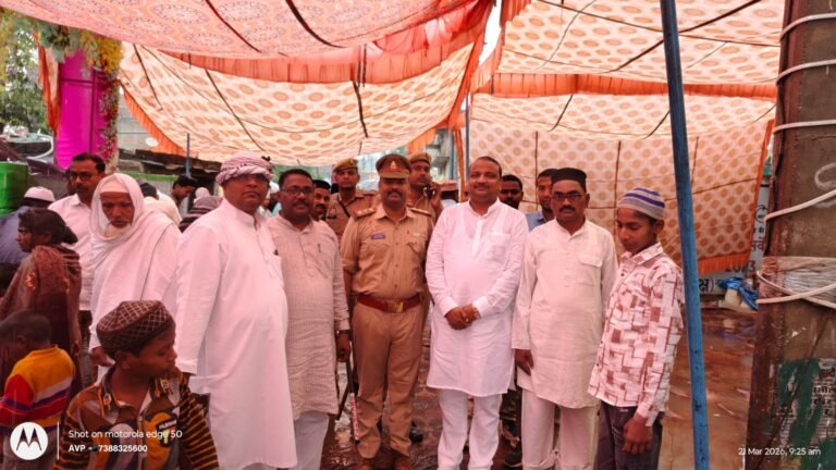 अकीदत के साथ अदा हुई ईद की नमाज, गिरजेश जायसवाल पहुँचे मस्जिदों पर, दी बधाई