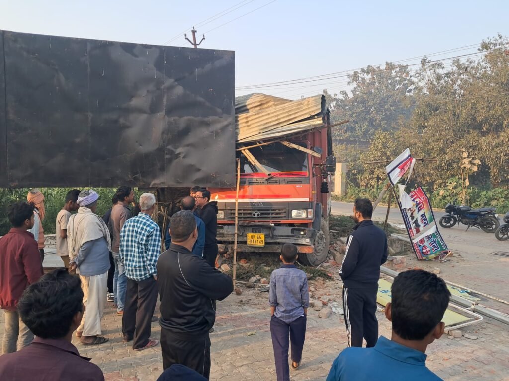 सिसवा में तेज रफ्तार ट्रक का कहर, बाल-बाल बचे लोग