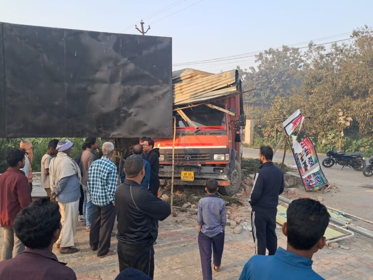 सिसवा में तेज रफ्तार ट्रक का कहर, बाल-बाल बचे लोग