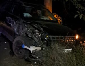 सिसवा-खड्डा मुख्य मार्ग पर होने से बचा बड़ा हादसा, कार के उड़े परखच्चे