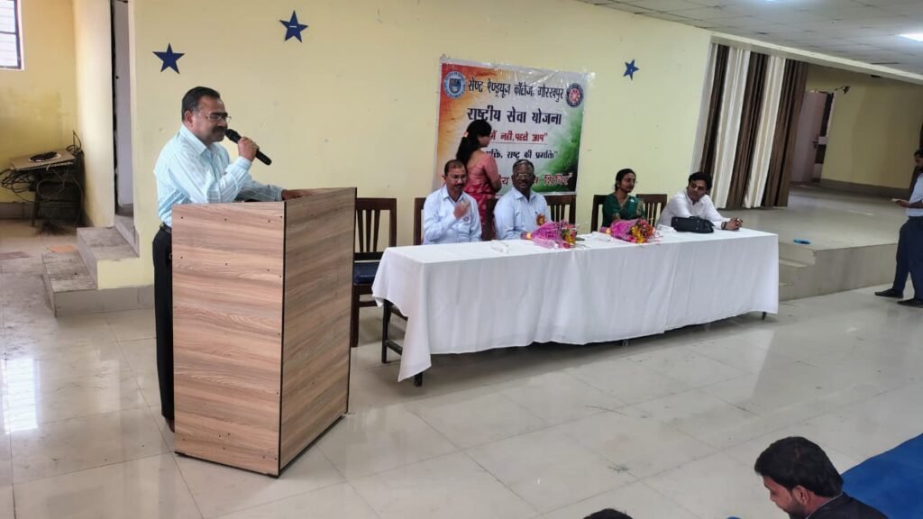 Gorakhpur News - स्वामी विवेकानंद के चित्र पर माल्यार्पण कर शुरू हुआ राष्ट्रीय सेवा योजना पुरुष एवं महिला इकाई के सप्त दिवसीय विशेष शिविर का दूसरा दिन