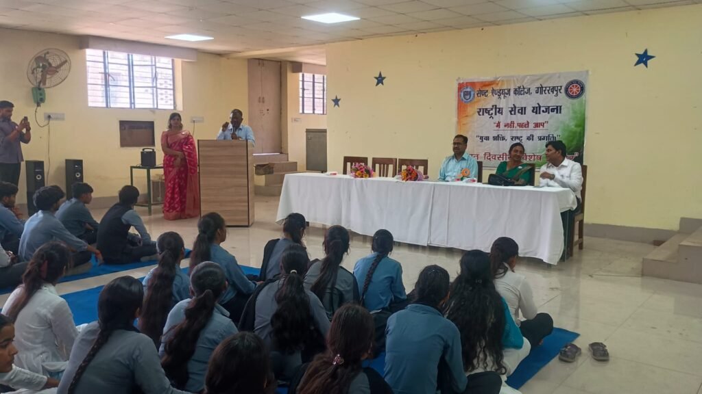 Gorakhpur News - स्वामी विवेकानंद के चित्र पर माल्यार्पण कर शुरू हुआ राष्ट्रीय सेवा योजना पुरुष एवं महिला इकाई के सप्त दिवसीय विशेष शिविर का दूसरा दिन