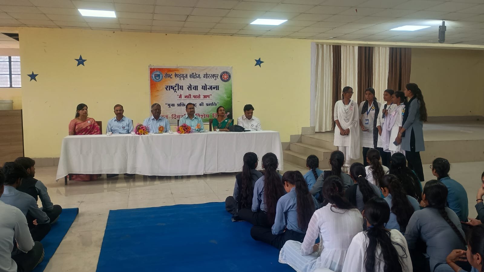 Gorakhpur News - स्वामी विवेकानंद के चित्र पर माल्यार्पण कर शुरू हुआ राष्ट्रीय सेवा योजना पुरुष एवं महिला इकाई के सप्त दिवसीय विशेष शिविर का दूसरा दिन