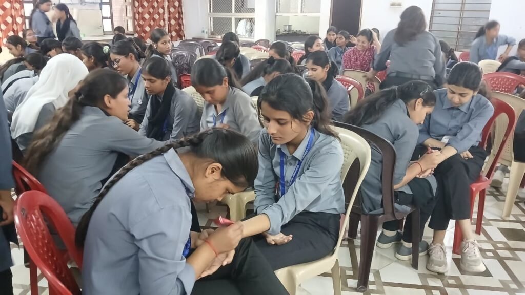 Gorakhpur News - राष्ट्रीय सेवा योजना महिला इकाई सप्त दिवसीय विशेष शिविर के पांचवें दिन 'मेहंदी प्रतियोगिता' का आयोजन