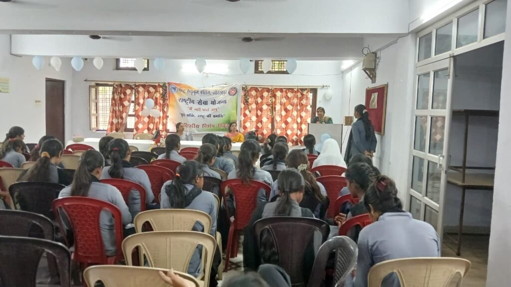 Gorakhpur News - राष्ट्रीय सेवा योजना महिला इकाई सप्त दिवसीय विशेष शिविर के पांचवें दिन 'मेहंदी प्रतियोगिता' का आयोजन