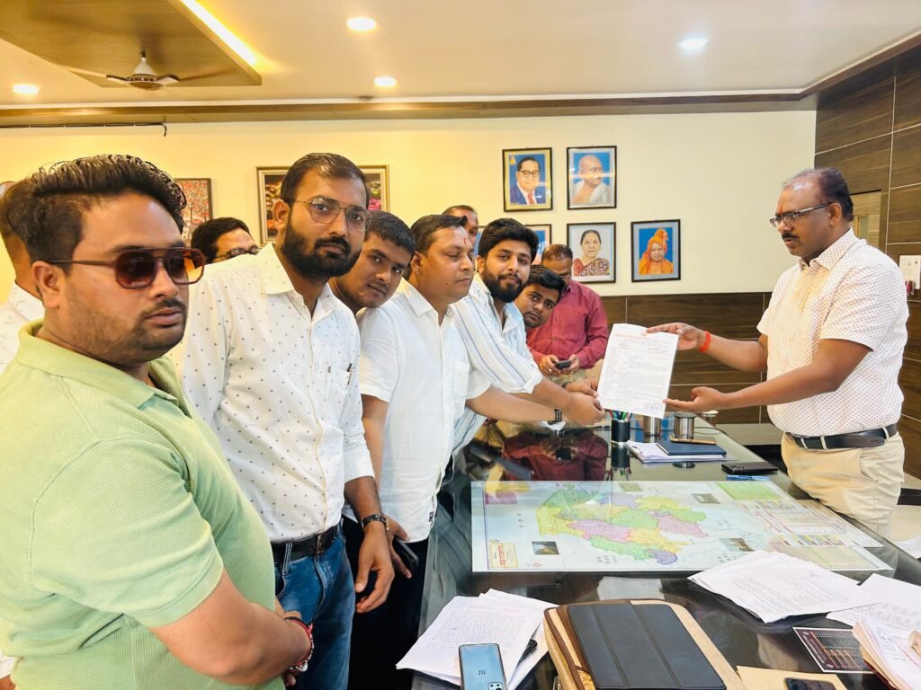 सिसवा को तहसील बनाने की मांग तेज - अखिल भारतीय उद्योग व्यापार मंडल ने जिलाधिकारी संतोष शर्मा को मुख्यमंत्री के नाम सौंपा ज्ञापन