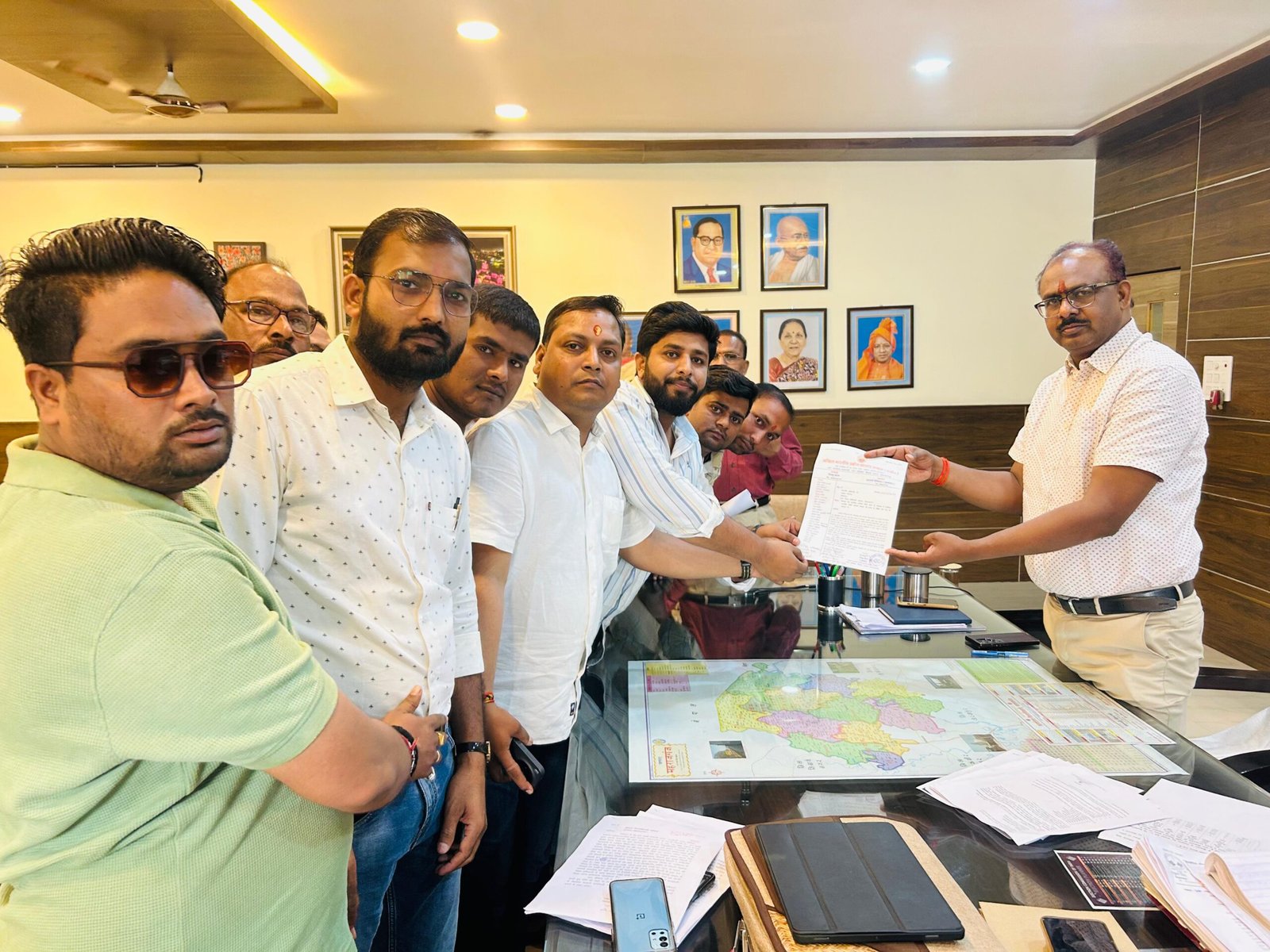 सिसवा को तहसील बनाने की मांग तेज - अखिल भारतीय उद्योग व्यापार मंडल ने जिलाधिकारी संतोष शर्मा को मुख्यमंत्री के नाम सौंपा ज्ञापन