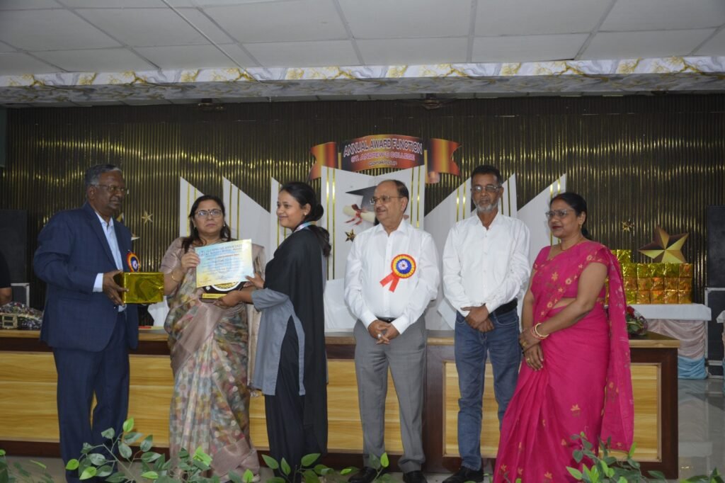 Gorakhpur News - सेण्ट ऐण्ड्रयूज कॉलेज में वार्षिक समारोह एवं पुरस्कार वितरण कार्यक्रम का हुआ आयोजन