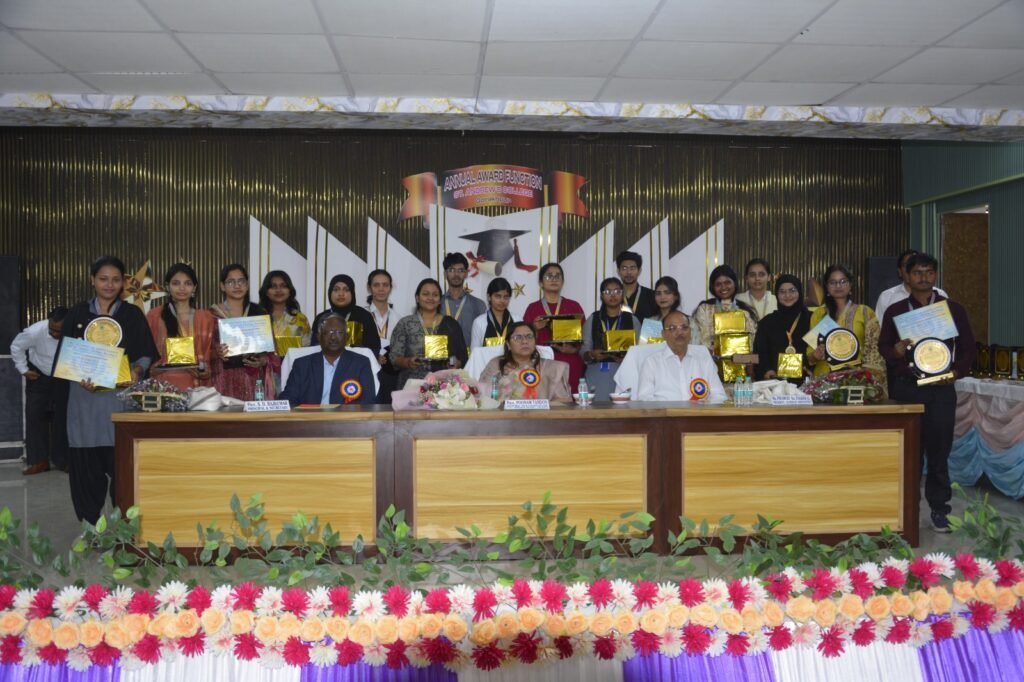 Gorakhpur News - सेण्ट ऐण्ड्रयूज कॉलेज में वार्षिक समारोह एवं पुरस्कार वितरण कार्यक्रम का हुआ आयोजन