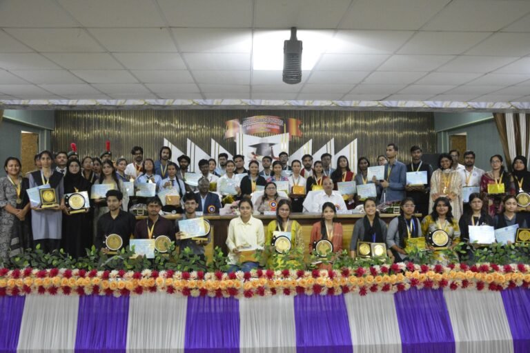 Gorakhpur News - सेण्ट ऐण्ड्रयूज कॉलेज में वार्षिक समारोह एवं पुरस्कार वितरण कार्यक्रम का हुआ आयोजन