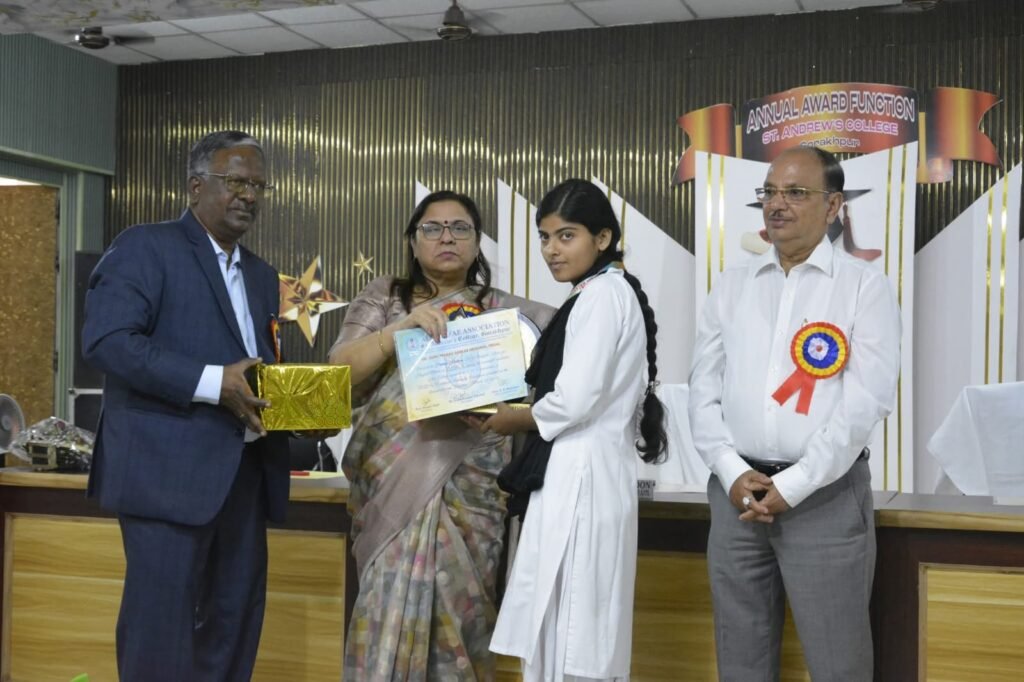 Gorakhpur News - सेण्ट ऐण्ड्रयूज कॉलेज में वार्षिक समारोह एवं पुरस्कार वितरण कार्यक्रम का हुआ आयोजन