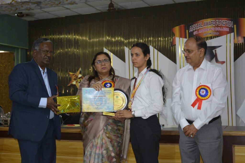 Gorakhpur News - सेण्ट ऐण्ड्रयूज कॉलेज में वार्षिक समारोह एवं पुरस्कार वितरण कार्यक्रम का हुआ आयोजन