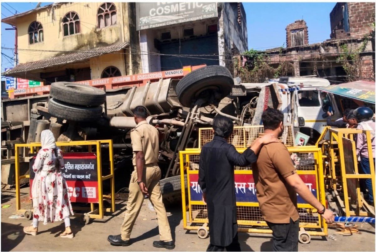 चौराहे पर डंपर और ट्रेला में भीषण टक्कर, एक की मौत