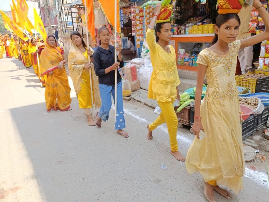 सिसवा में गूंजा जयघोष: द्वादश वार्षिकोत्सव पर निकली भव्य कलश शोभायात्रा, शुरू हुआ गायत्री महायज्ञ