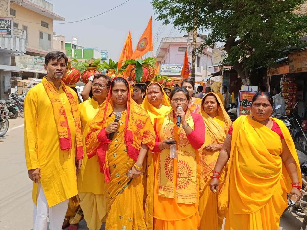 सिसवा में गूंजा जयघोष: द्वादश वार्षिकोत्सव पर निकली भव्य कलश शोभायात्रा, शुरू हुआ गायत्री महायज्ञ