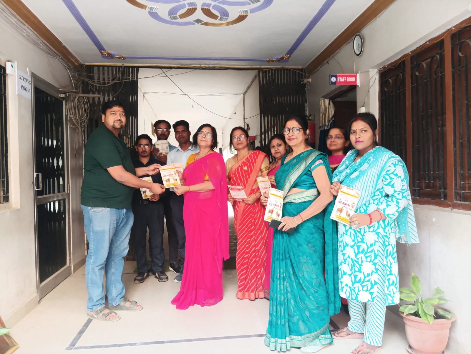 गौ हत्या रोकने के लिए केंद्रीय कानून की मांग: सिसवा के शिक्षण संस्थानों में चला जनसंपर्क अभियान