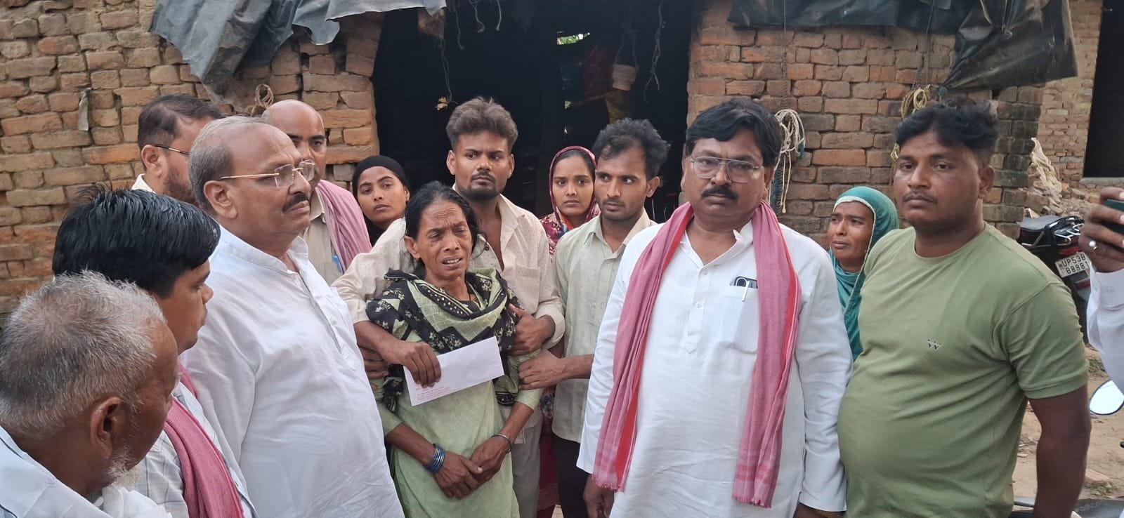 सपा नेता/पूर्व मंत्री सुशील कुमार टिबड़ेवाल मिले सड़क हादसे के पीड़ित परिवार से, बंधाया ढांढस, दी आर्थिक मदद