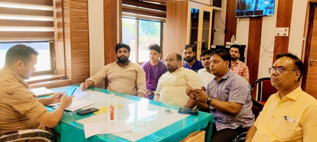 कोठीभार थाना पर व्यापार मंडल की बैठक, तेज रफ्तार बाइक और स्पीड ब्रेकर पर उठी मांग