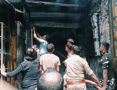 चिप्स तलते समय दुकान में लगी आग, लाखों का सामान जलकर खाक