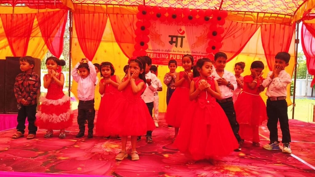 स्टर्लिंग पब्लिक स्कूल में हर्षोल्लास के साथ मनाया गया मदर्स डे, बच्चों ने की शानदार प्रस्तुति, माताओं को मिला सम्मान