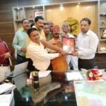 Maharajganj News- नेशनल मानवाधिकार कमेटी के पदाधिकारियों ने नवागत जिलाधिकारी से की मुलाकात