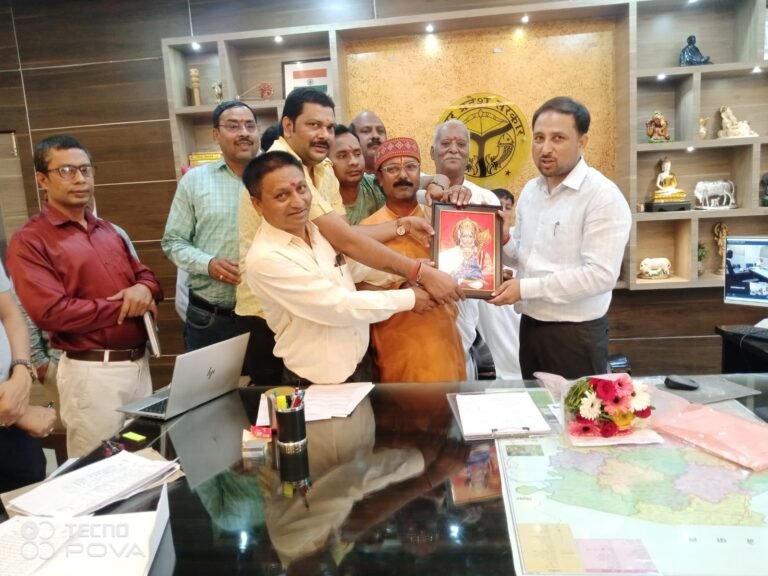 Maharajganj News- नेशनल मानवाधिकार कमेटी के पदाधिकारियों ने नवागत जिलाधिकारी से की मुलाकात