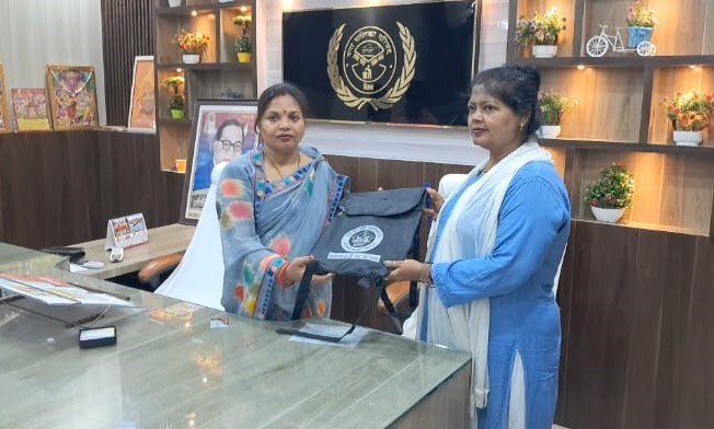 सिसवा नगर पालिका में जनगणना किट का वितरण, पूछेंगे 33 सवाल, 133 प्रगणकों और 22 सुपरवाइजरों को मिली जिम्मेदारी