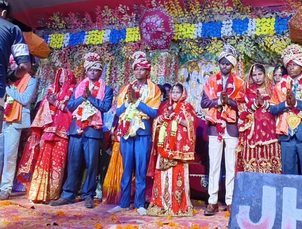 कन्यादान महादान का संदेश, बलथर सेवा समिति ने पांच निर्धन कन्याओं का किया सामूहिक विवाह