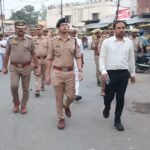 बकरीद व आगामी त्यौहारों को लेकर DM व SP ने किया फ्लैग मार्च, मिश्रित आबादी वाले क्षेत्रों में विशेष सतर्कता के दिए निर्देश