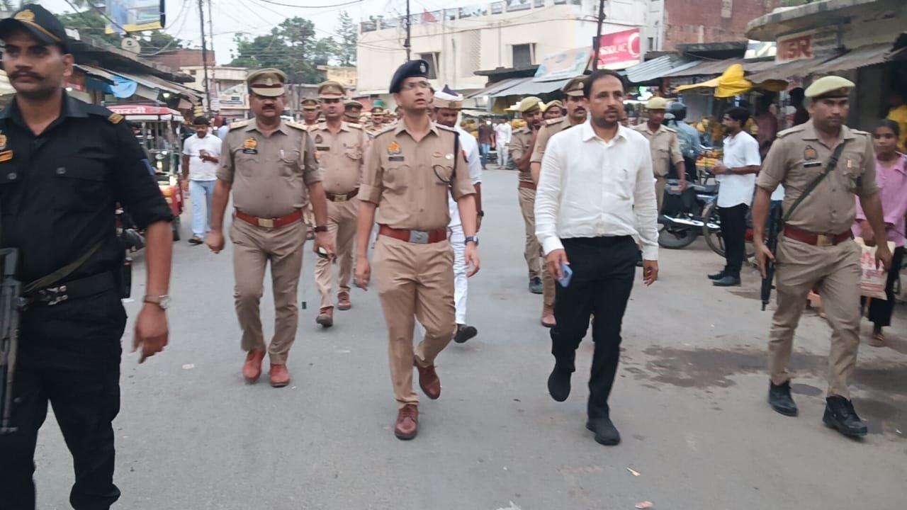 बकरीद व आगामी त्यौहारों को लेकर DM व SP ने किया फ्लैग मार्च, मिश्रित आबादी वाले क्षेत्रों में विशेष सतर्कता के दिए निर्देश