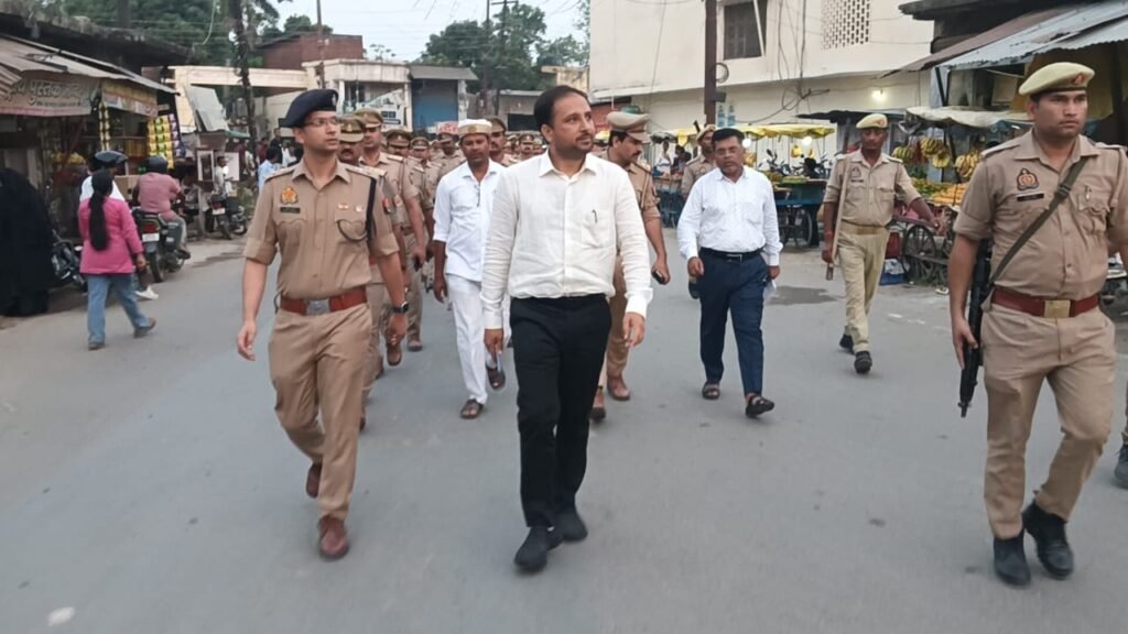 बकरीद व आगामी त्यौहारों को लेकर DM व SP ने किया फ्लैग मार्च, मिश्रित आबादी वाले क्षेत्रों में विशेष सतर्कता के दिए निर्देश