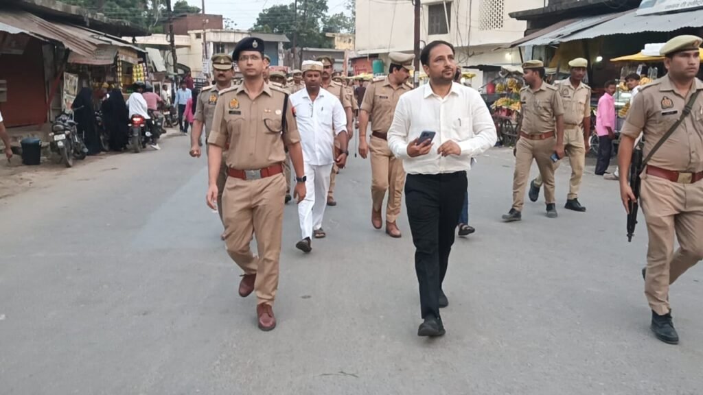 बकरीद व आगामी त्यौहारों को लेकर DM व SP ने किया फ्लैग मार्च, मिश्रित आबादी वाले क्षेत्रों में विशेष सतर्कता के दिए निर्देश