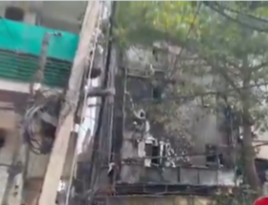 Delhi: रेस्टोरेंट में आग का तांडव, 21 की मौत, 37 घायल, रेस्क्यू ऑपरेशन जारी