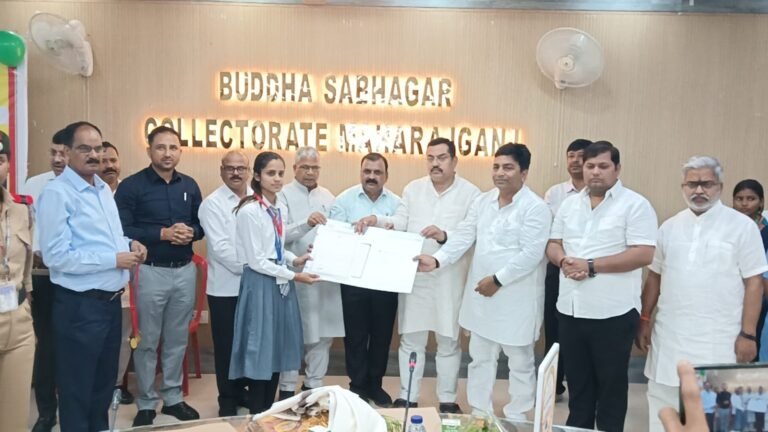 महराजगंज में मेधावी छात्र-छात्राओं का हुआ सम्मान, प्रोत्साहन राशि, टैबलेट, मेडल एवं प्रशस्ति पत्र देकर किया सम्मानित