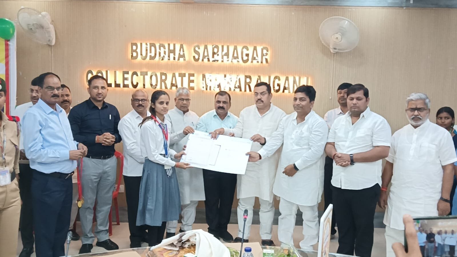 महराजगंज में मेधावी छात्र-छात्राओं का हुआ सम्मान, प्रोत्साहन राशि, टैबलेट, मेडल एवं प्रशस्ति पत्र देकर किया सम्मानित