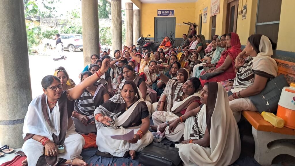 सिसवा में आशा बहनों का विरोध प्रदर्शन, 5 जून तक भुगतान नहीं हुआ तो होगा बड़ा आंदोलन