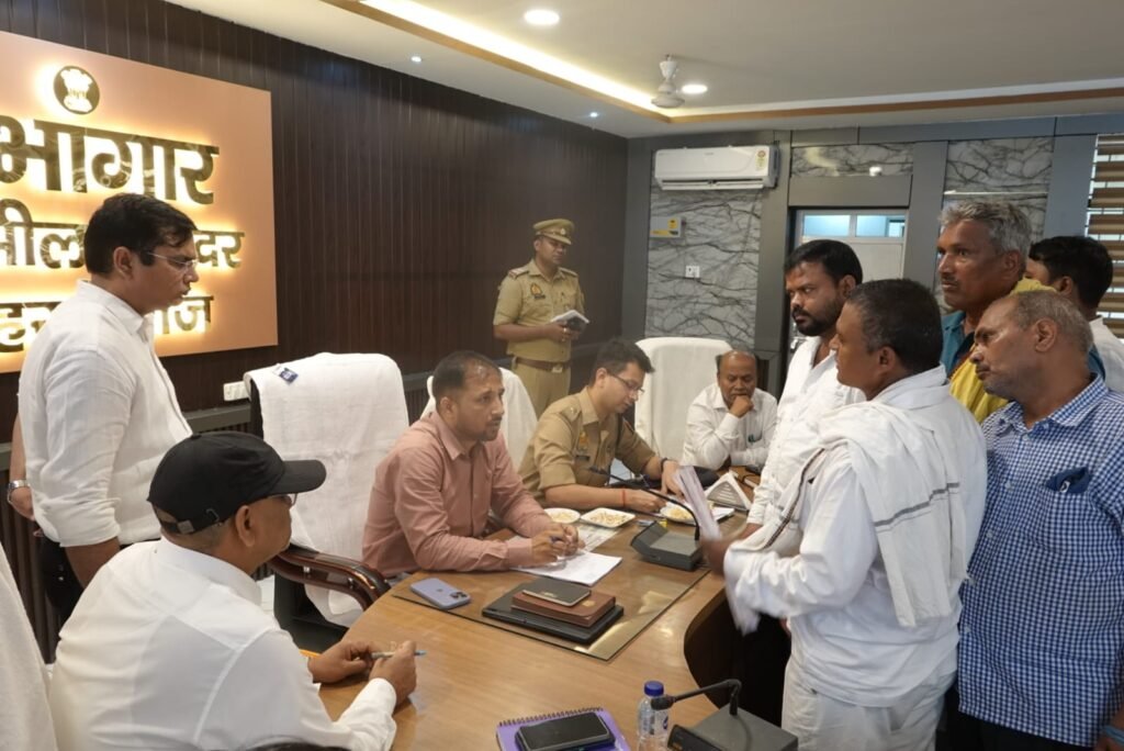 Maharajganj: संपूर्ण समाधान दिवस में आये 45 मामले, 04 का मौके पर निस्तारण, 2 कानूनगो और 2 लेखपालों से मांगा स्पष्टीकरण
