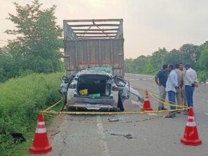 ट्रक में जा घुसी तेज रफ्तार कार, तीन दारोगा सहित चार पुलिसकर्मियों की मौत