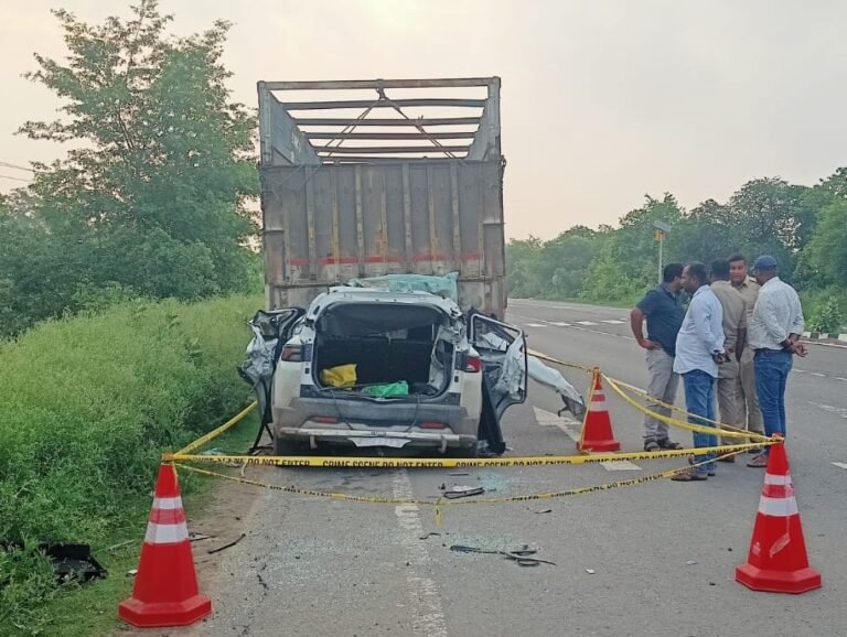 ट्रक में जा घुसी तेज रफ्तार कार, तीन दारोगा सहित चार पुलिसकर्मियों की मौत