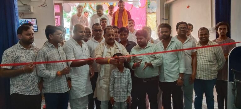 Kushinagar - विधायक PN पाठक ने गोस्वामी लाइब्रेरी का फीता काटकर किया उद्घाटन