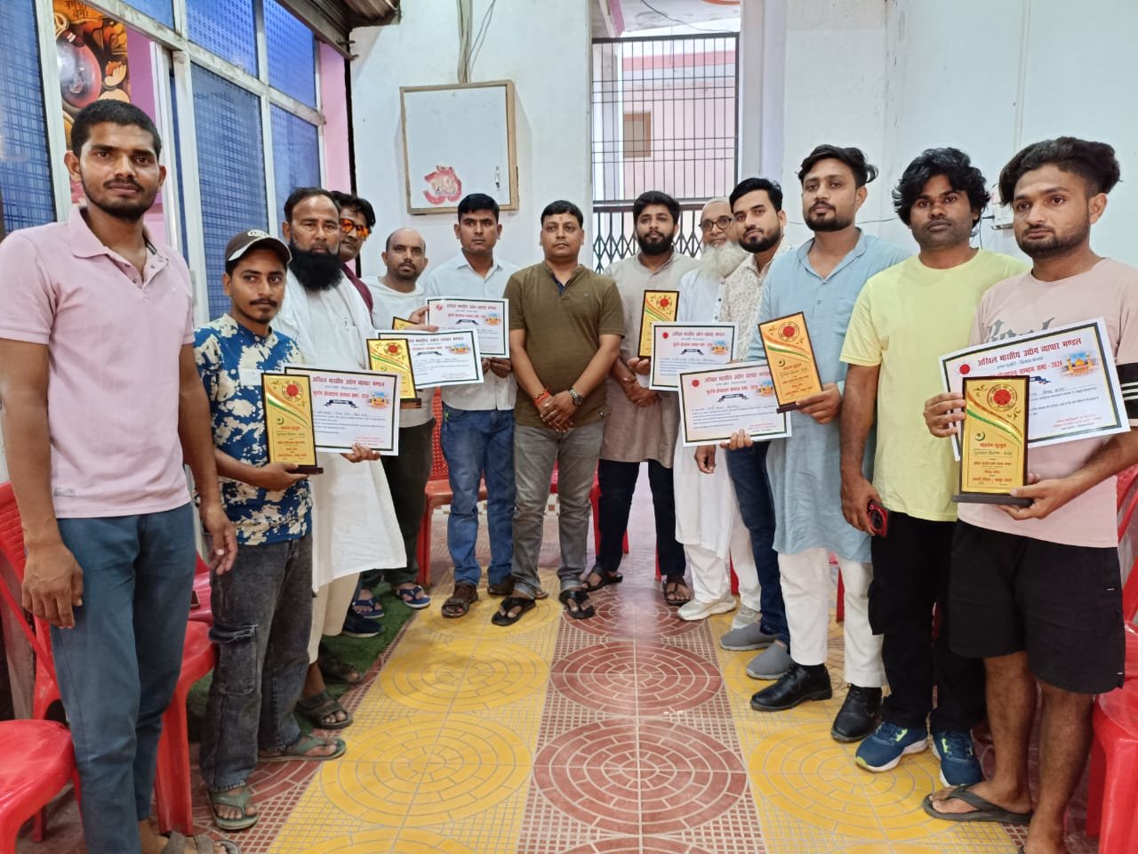 अखिल भारतीय उद्योग व्यापार मंडल ने मोहर्रम अखाड़ों के उस्ताद व संचालकों को किया सम्मानित, दिए शील्ड व प्रशस्ति-पत्र