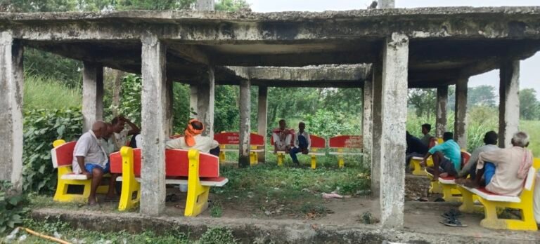 मुक्तिधाम पर जनसेवा की मिसाल, बैठने के लिए बेंच लगवाकर कराया सराहनीय कार्य