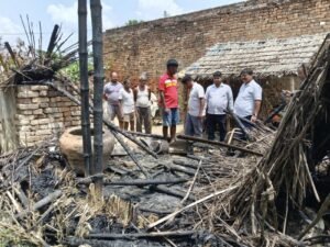 LPG सिलेंडर फटने से मचा हड़कंप, परिवार बाल-बाल बचा, छप्पर और गृहस्थी का सामान राख