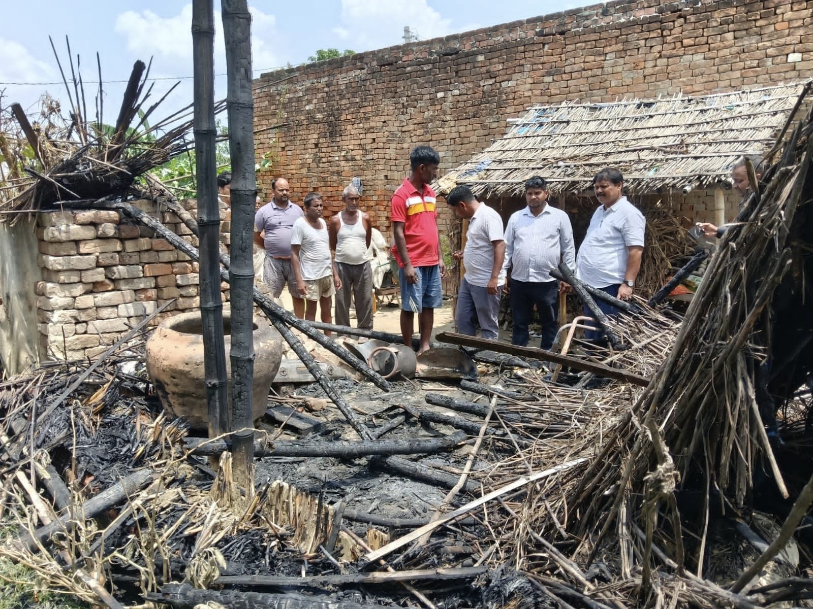LPG सिलेंडर फटने से मचा हड़कंप, परिवार बाल-बाल बचा, छप्पर और गृहस्थी का सामान राख