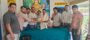 विद्यालय परिसर में सम्मान समारोह का हुआ आयोजन, छात्र/ छात्राओं व शिक्षकों ने काटा केक